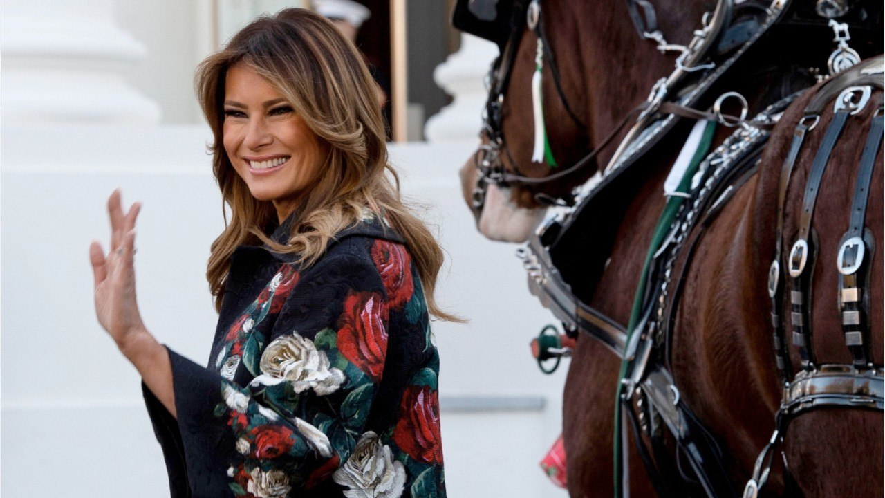 FEMME ACTUELEL - Melania Trump : Quand Elle Ose Les Cuissardes Assorties À Son Trench En Daim ! (1)