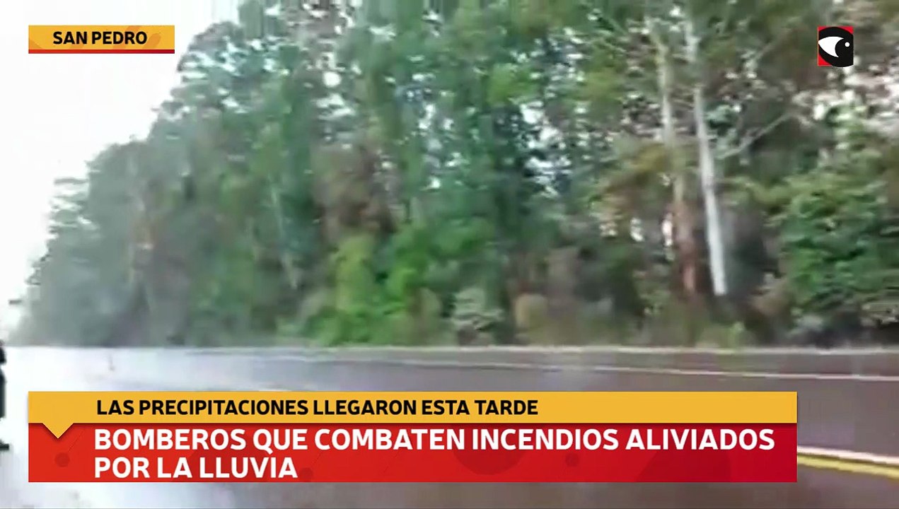 Bomberos que combaten incendios aliviados por la lluvia