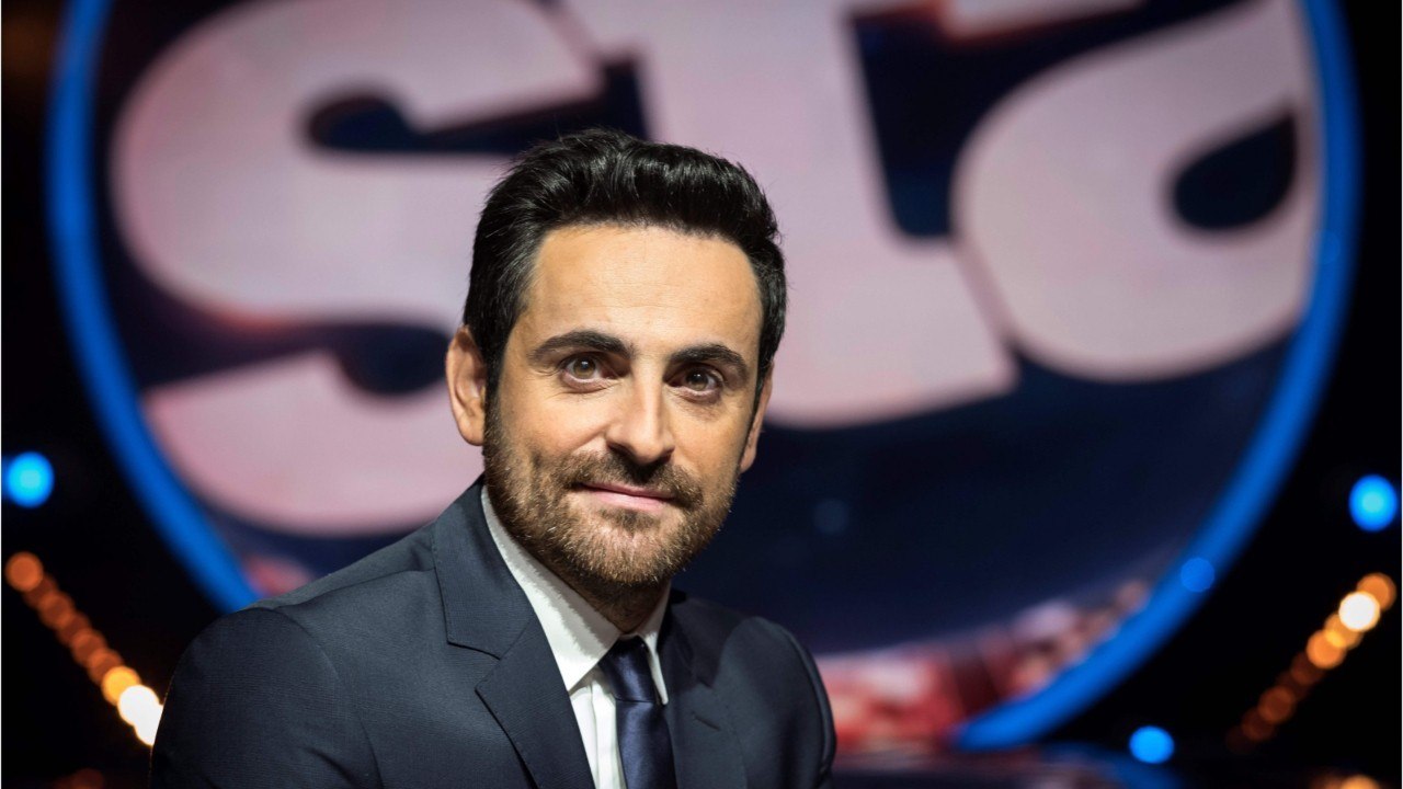 FEMME ACTUELLE - Camille Combal au sujet de "Mask Singer" : "Si ça se trouve, c’est Brigitte Macron dans le costume !"