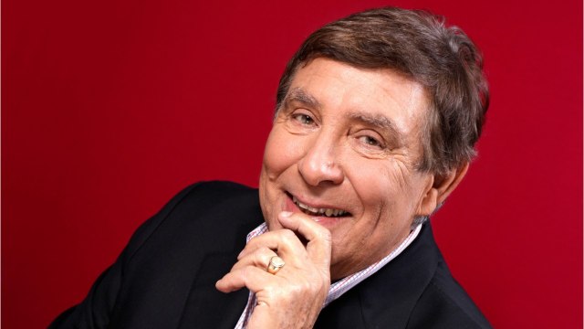 FEMME ACTUELLE - Jean-Pierre Foucault menotté par la police ? Il s’explique sur cette photo surprenante