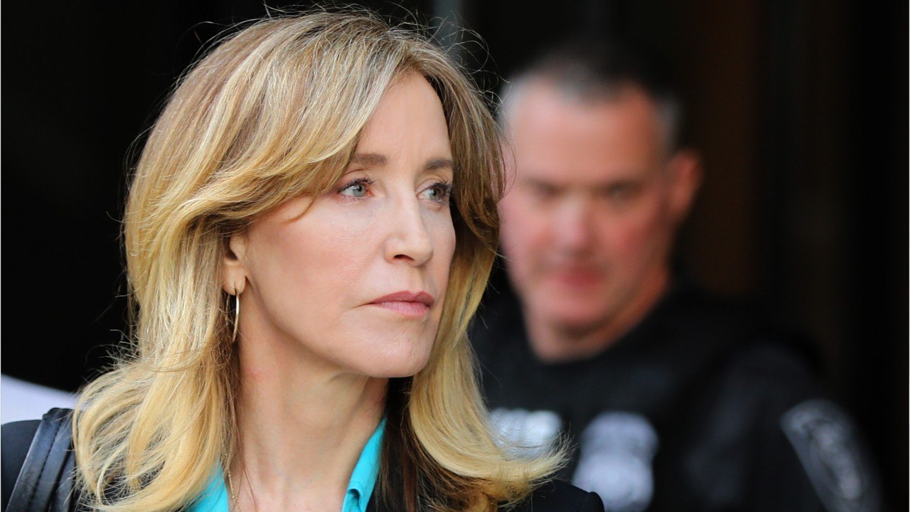 FEMME ACTUELLE - Felicity Huffman : la star de “Desperate Housewives” photographiée pour la première fois en prison