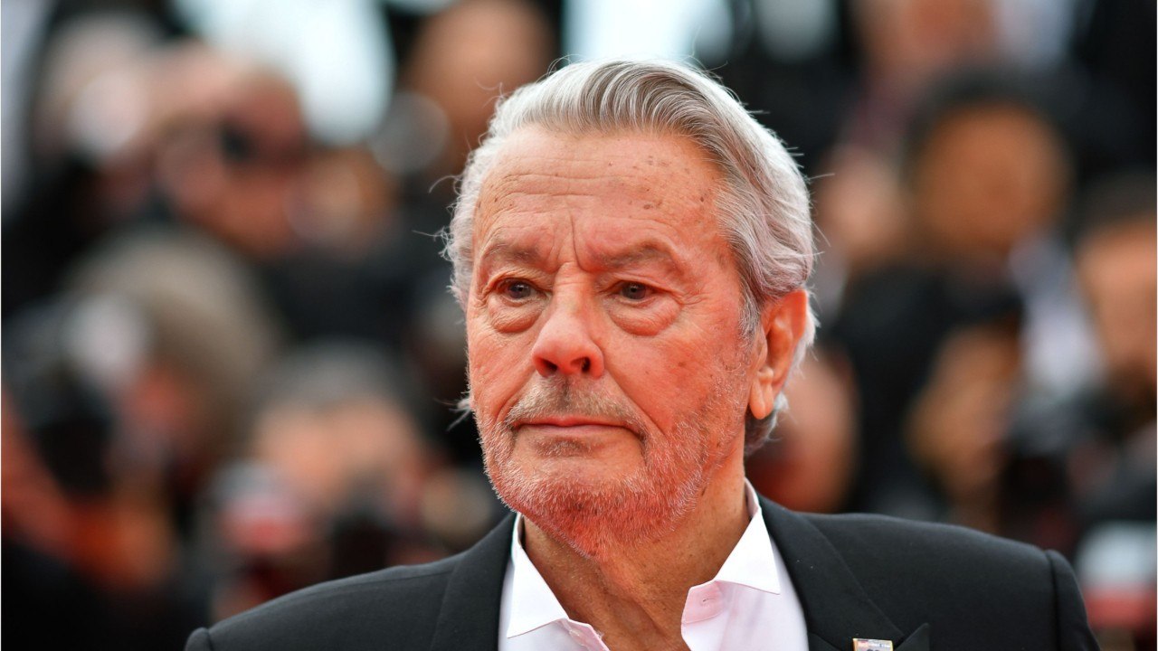 FEMME ACTUELLE - Alain Delon reçoit un message émouvant de son fils Alain-Fabien pour son anniversaire