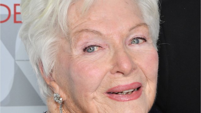 FEMME ACTUELLE - Line Renaud et Muriel Robin ensemble au cimetière du Montparnasse pour un dernier adieu à Jacques Chirac