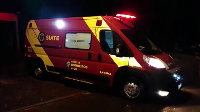 Mulher fere o joelho ao sofrer queda e mobiliza equipe do Siate ao Bairro Santa Felicidade