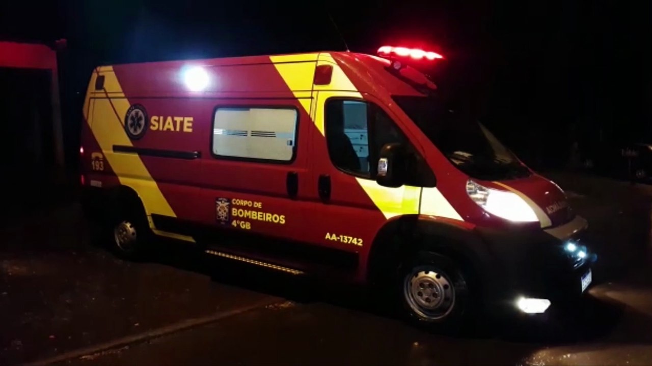 Mulher fere o joelho ao sofrer queda e mobiliza equipe do Siate ao Bairro Santa Felicidade