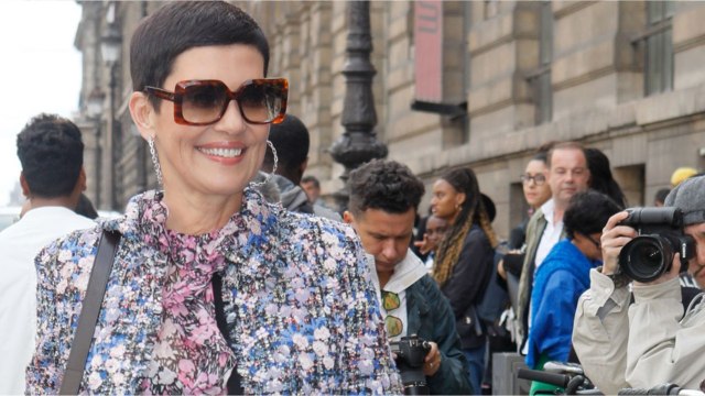 FEMME ACTUELLE - Cristina Cordula : robe courte et décolleté ultra-plongeant, l’animatrice brille dans une tenue sexy et terriblement tendance