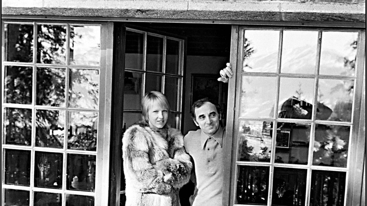 FEMME ACTUELLE - Charles Aznavour : Pourquoi sa femme Ulla n'était pas à ses côtés le jour de sa mort