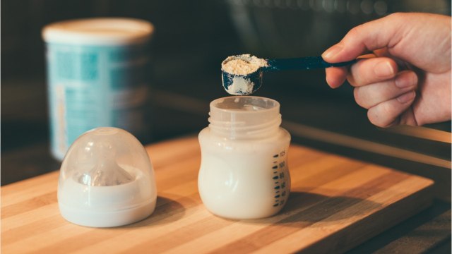 FEMME ACTUELLE - Nos conseils pour bien préparer le biberon de bébé