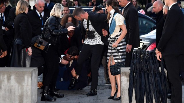 FEMME ACTUELLE - VIDEO - Justin Timberlake attaqué au bras de Jessica Biel lors de la fashion week