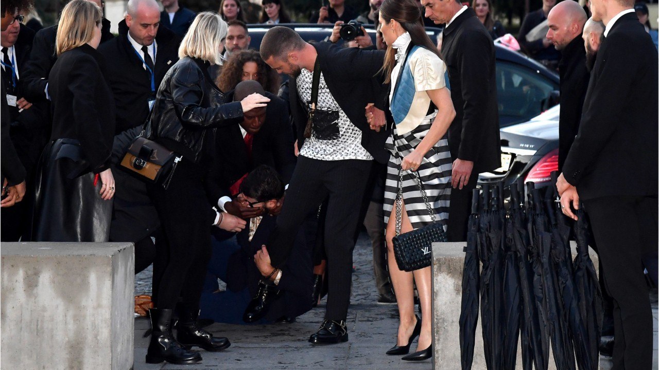 FEMME ACTUELLE - VIDEO - Justin Timberlake "attaqué" au bras de Jessica Biel lors de la fashion week