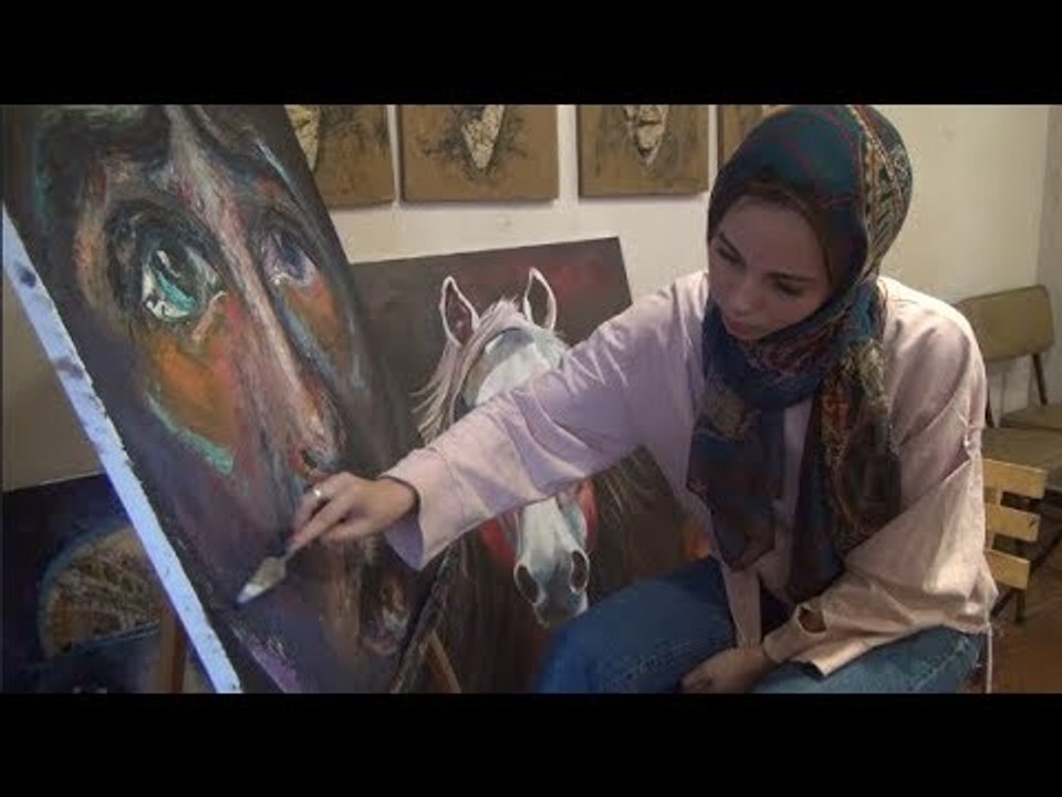 أفنان تستغل سطح منزلها لإنشاء ستوديو لتعليم الرسم