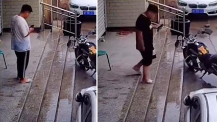 Yağmurlu havada banyo terliğiyle kaygan merdivenden inmeye çalışan genç, iki denemede de aynı sonucu aldı