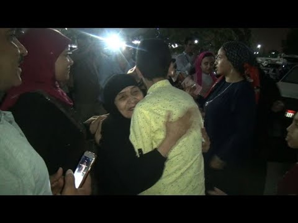 لحظة وصول  الحاجة سعدية ضحية العمرة المزيفة إلى مطار القاهرة