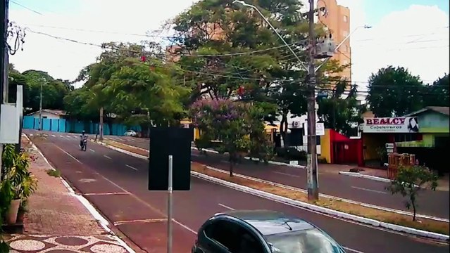 Câmeras de segurança flagram assaltante roubando Iphone 11 de fotógrafa no centro de Umuarama