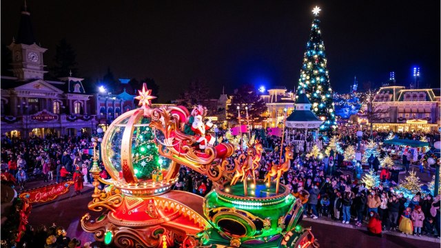 FEMME ACTUELLE - Jenifer, Virginie Efira, Vincent Cassel... ces stars venues fêter Noël à Disneyland Paris