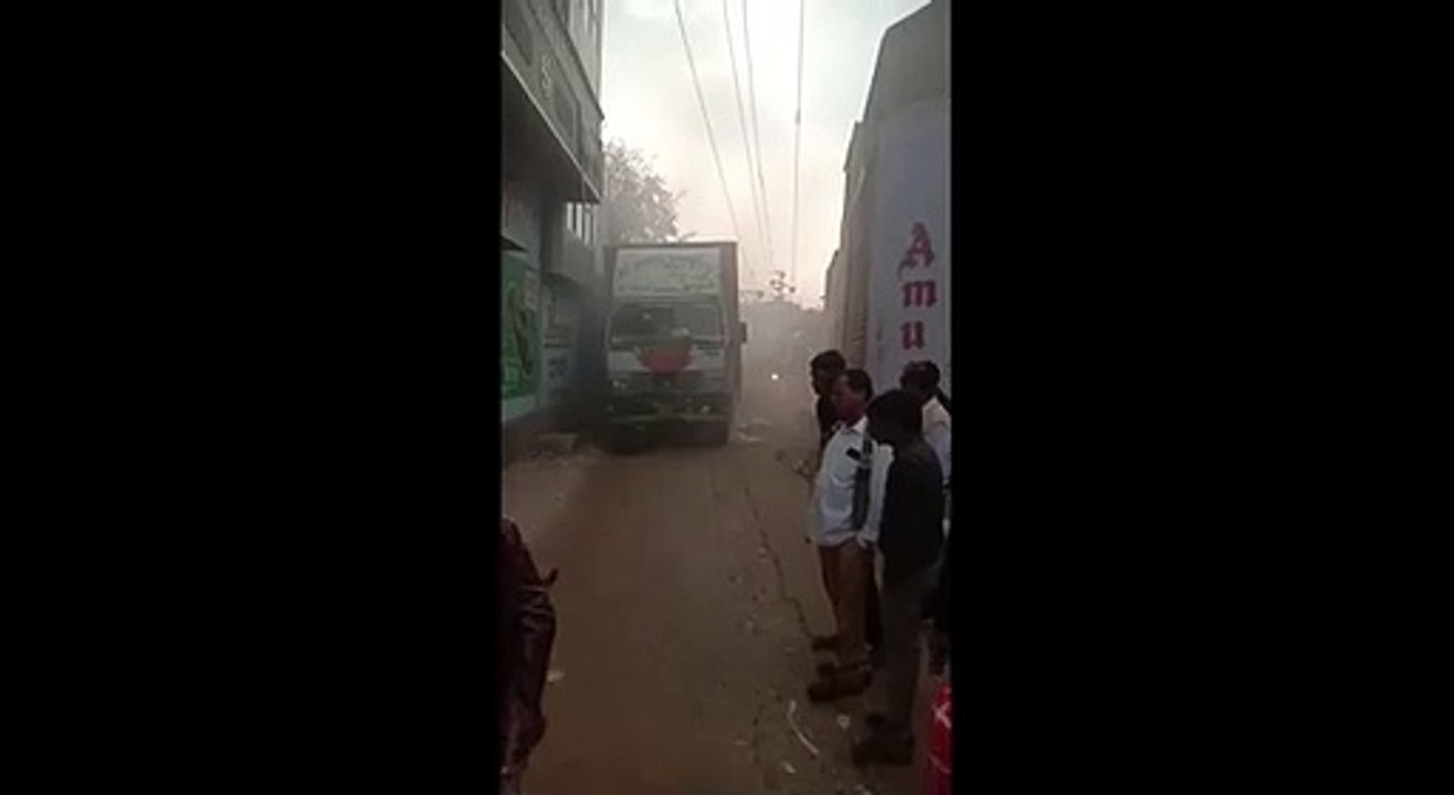 ट्रक में आग लगने पर चालक ने भागने की कोशिश की,...