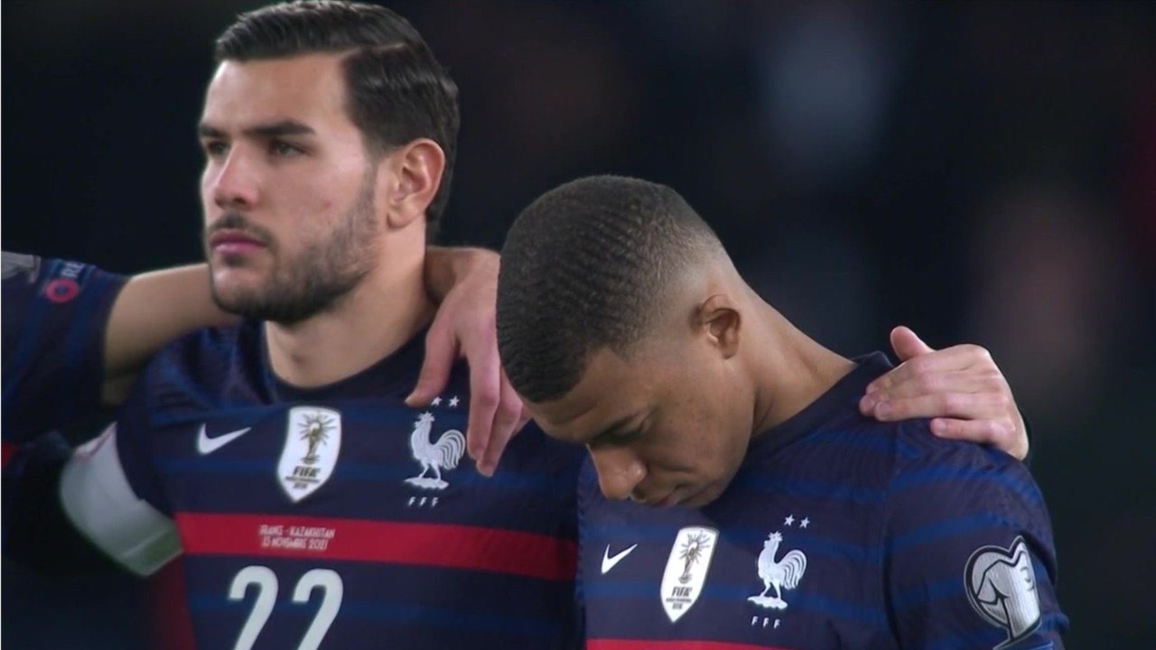 FEMME ACTUELLE - 13-Novembre : l'hommage des Bleus et leurs supporters aux victimes des attentats