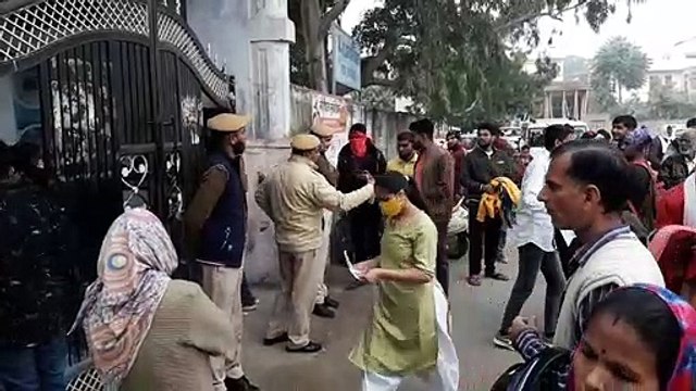 ग्राम विकास अधिकारी परीक्षा: कड़ी जांच के बाद दिया प्रवेश