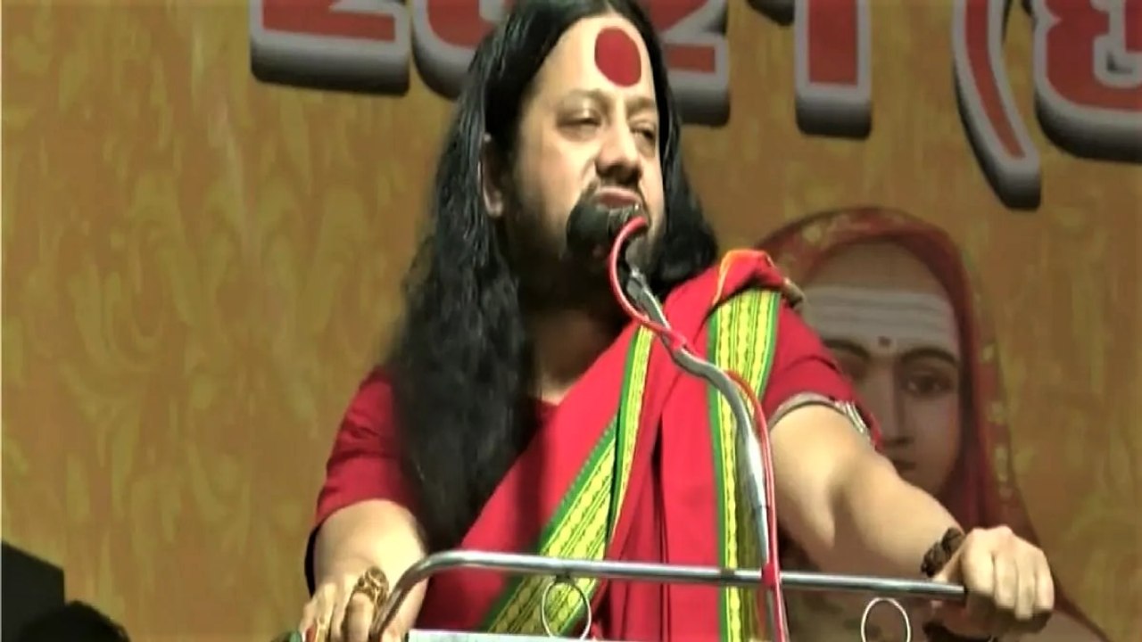 Why did Kalicharan make derogatory remark on Gandhi?