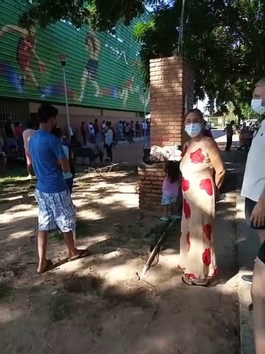 Largas filas para la toma de pruebas antígeno nasal en Santa Cruz