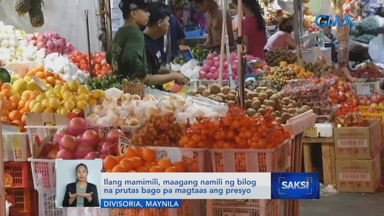 Ilang mamimili, maagang namili ng bilog na prutas bago pa magtaas ang presyo | Saksi