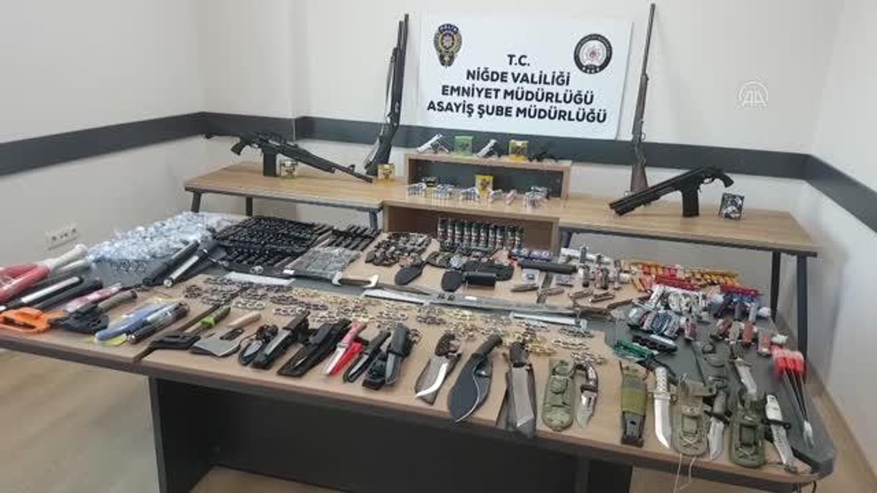 Düzenlenen operasyonda çok sayıda silah ve kesici alet ele geçirildi