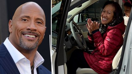 Download Video: L'acteur Dwayne Johnson, alias « The Rock », offre un sacré cadeau de Noël à sa mère