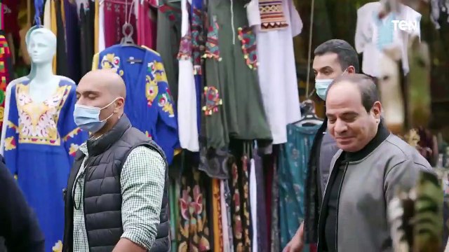 الرئيس السيسي يتفقد السوق السياحي بقرية غرب سهيل ويشجع شبابها على المضي قدماً في الترويج للسياحة