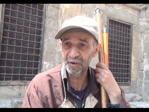 عم سعيد.. عامل نظافة بدرجة شاعر ومترجم للأجانب