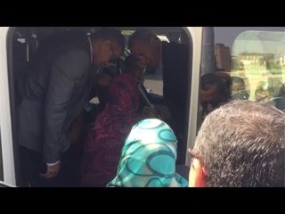 رئيس الوزراء يستقبل سيدة في أتوبيس يقله خلال جولته