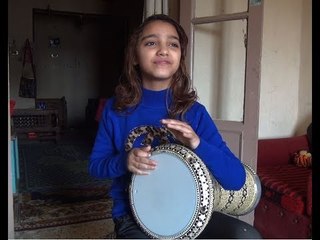 ريم طفلة 10سنوات تدق على الطبلة بمهارة: لما أكبر هبقى دكتورة وهكمل