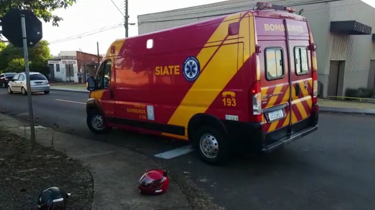 Jovem de 19 anos fere a perna em colisão entre carro e moto no Bairro Neva