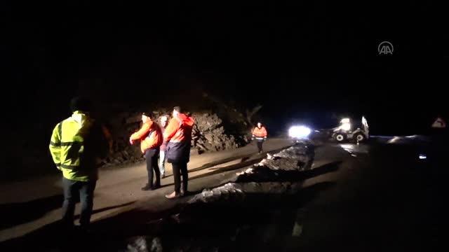 ZONGULDAK - Heyelan nedeniyle kara yolunda ulaşım kontrollü sağlanıyor