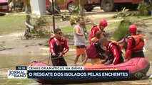 Bombeiros de vários estados chegaram à Bahia para ajudar no resgate de pessoas isoladas pelas enchentes. O trabalho de socorro traz imagens dramáticas.