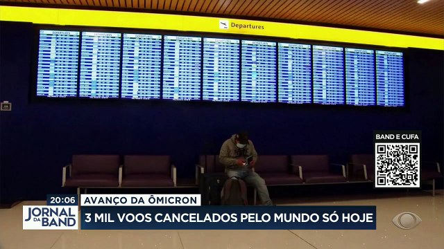 Impulsionada pelo avanço da ômicron, a disparada dos casos de covid afeta viajantes no mundo todo. Só hoje, cerca de três mil voos foram cancelados.