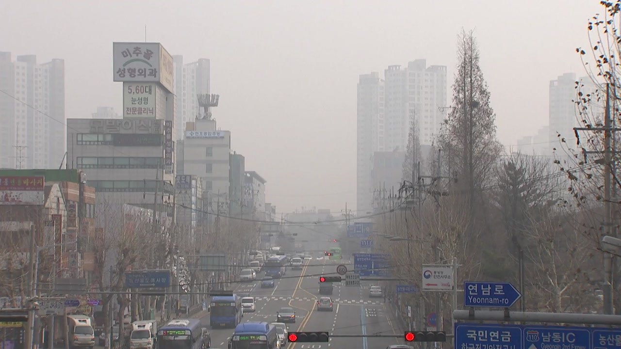 [날씨] 낮부터 한파 누그러져...맑지만 미세먼지↑ / YTN