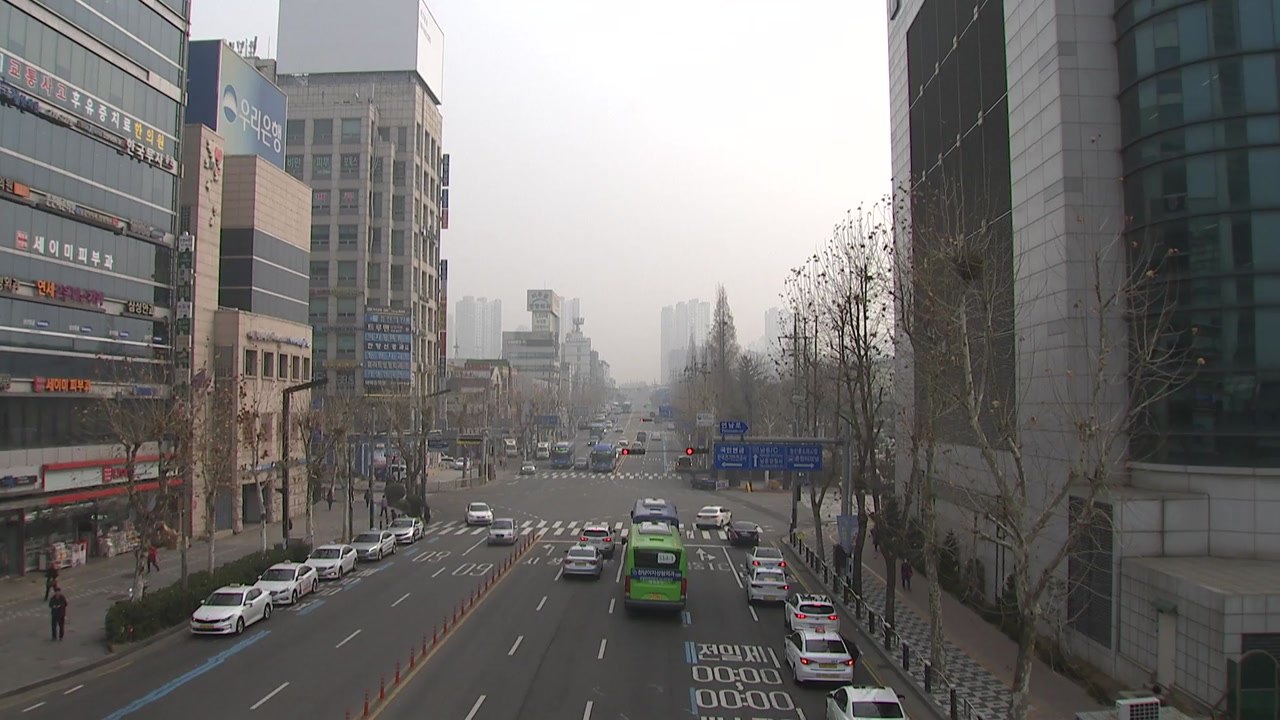[날씨] 낮부터 예년 기온 회복...맑지만 미세먼지↑ / YTN