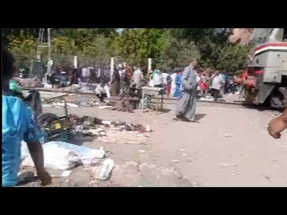 سوق على قضبان السكة الحديد في إمبابة