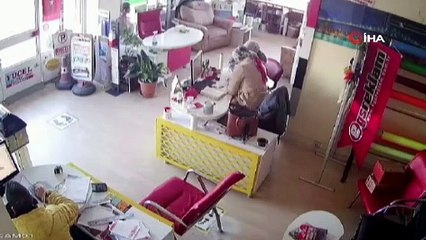 Kontrolden çıkan otomobilin iş yerine girme anı kamerada