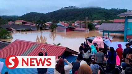 Télécharger la video: Floods: Water surge caused Hulu Langat incident, says Selangor MB