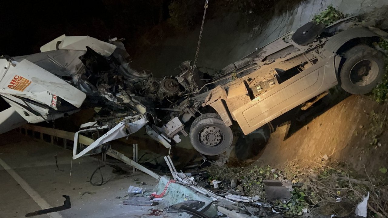 Freni patlayan tır bir evin bahçe duvarını yıkıp on metreden yola devrildi: 2 yaralı