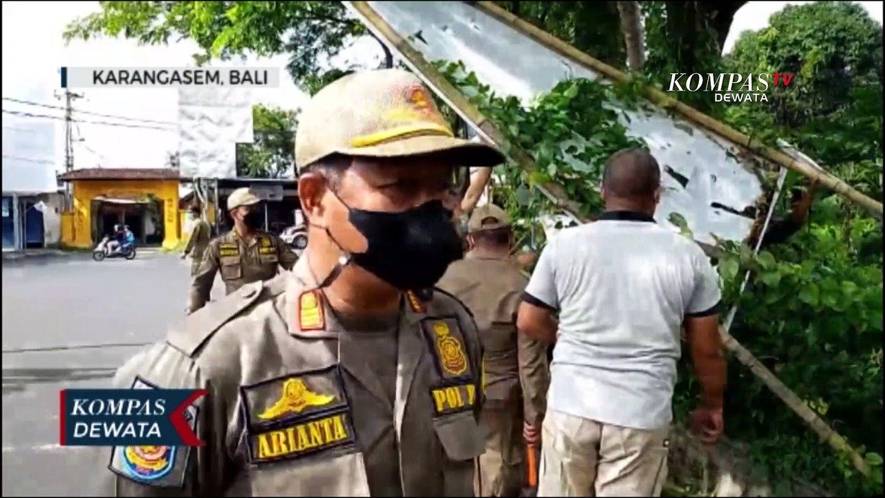 Satpol PP Karangasem Tertibkan Baliho Tanpa Ijin