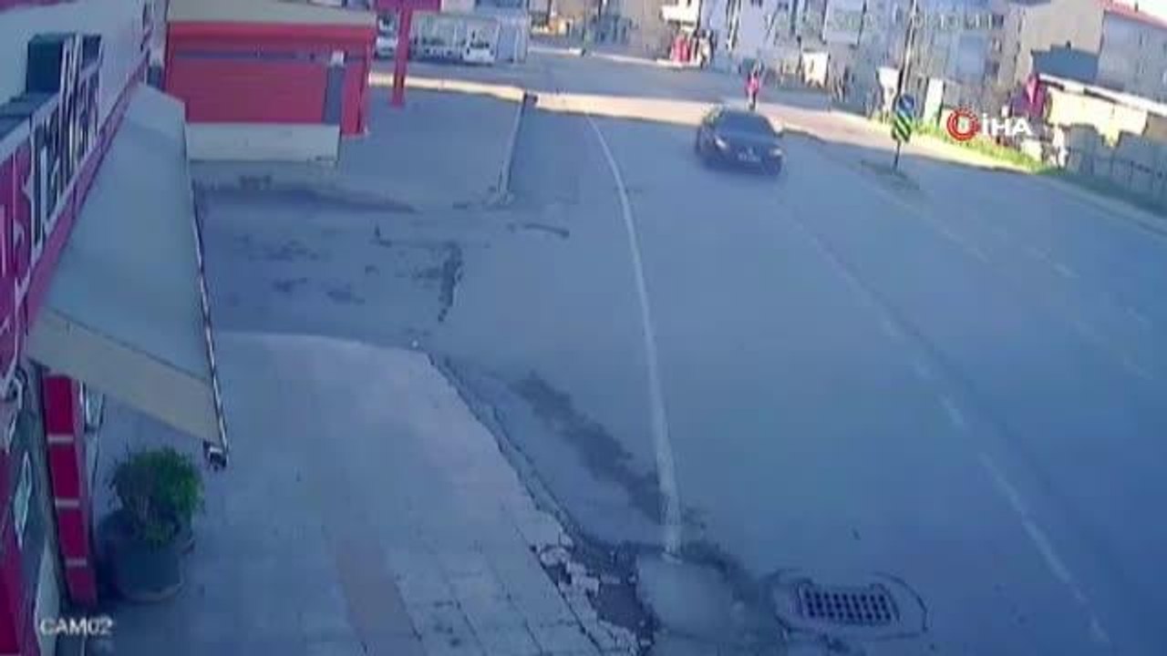 Son dakika haberleri: Ölümden kıl payı kurtuluş kamerada... Kontrolden çıkan otomobilin iş yerine girme anı kamerada