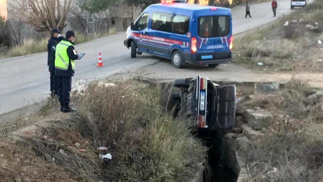 Otomobil sulama kanalına uçtu, aynı aileden 3 kişi yaralandı