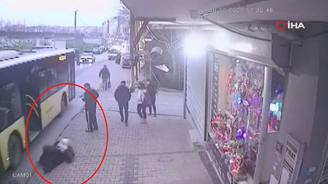 Otobüs erken hareket etti, yaşlı kadın yere düştü