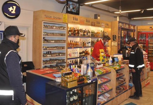 Kars'taki yılbaşı denetimi nde sahte içki, kaçak tütün ile sigara yakalandı