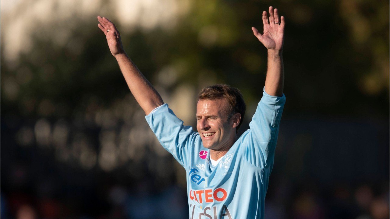 FEMME ACTUELLE - Emmanuel Macron applaudit à un match de foot : découvrez les images de son but