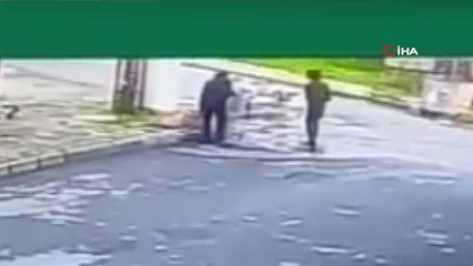 Sokakta bulunan telekom kapağını çalan hurdacılar kameraya yakalandı