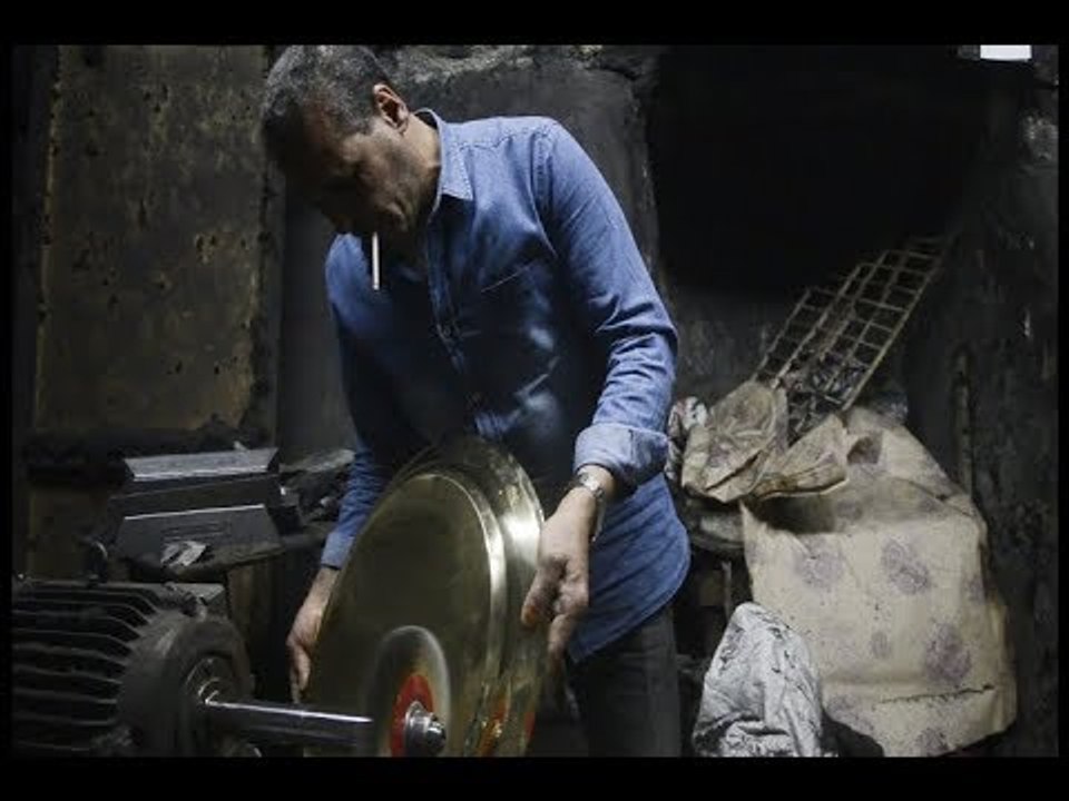 عم رمضان يواجه اندثار مهنة طلاء المعادن: المصري يدوم