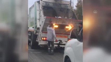 KIRKLARELİ - Kırmızı ışıkta çöp kamyonundan inip oynayan çöpçünün görüntüleri ilgi çekti